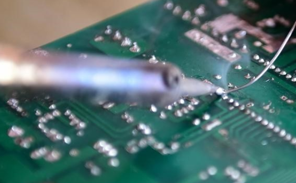 電子焊接技術(shù)中的波峰焊、回流焊區(qū)別是什么？